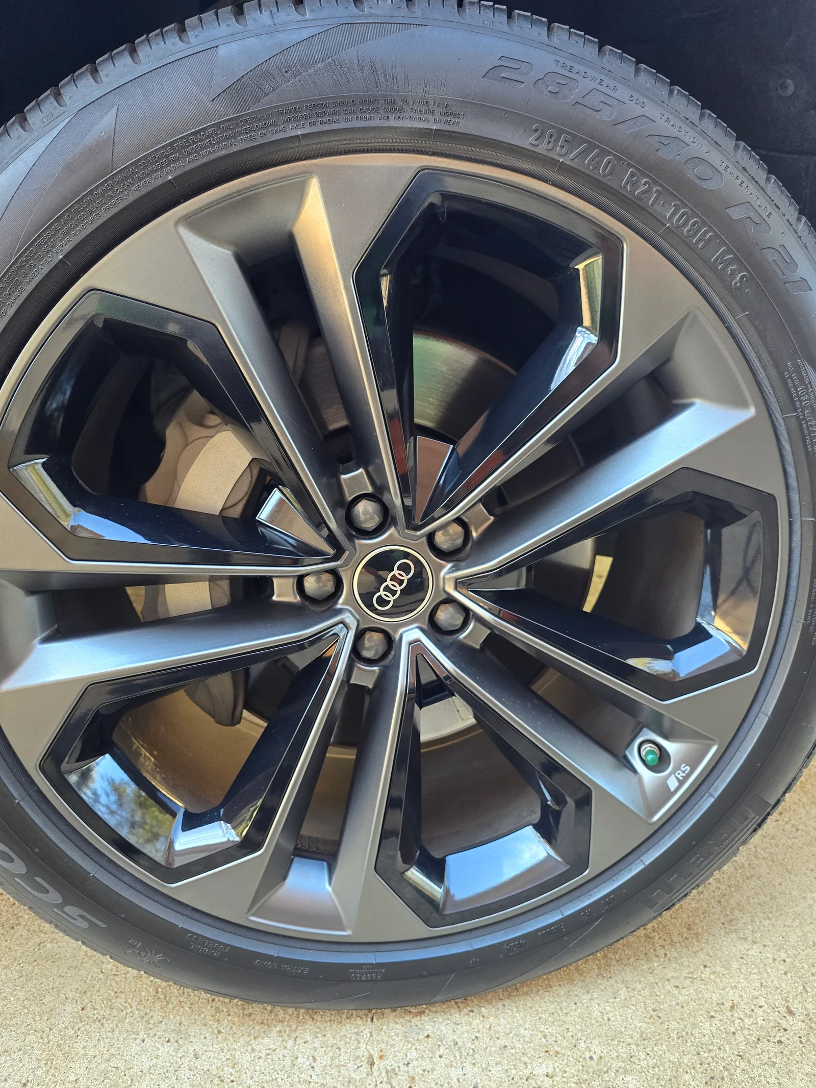 Audi 21" — gouged lip, refinished. — after refinishing